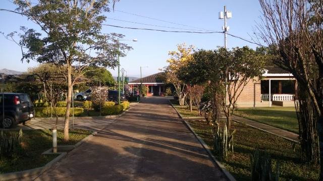 Entrada arborizada da unidade parceira feminina em Atibaia