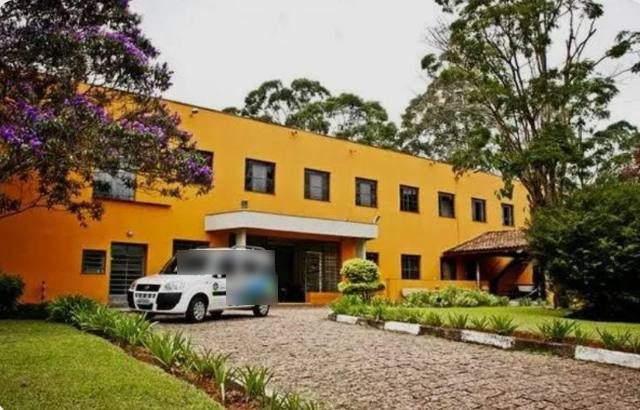 Fachada do hospital psiquiátrico parceiro em Itapecerica da Serra