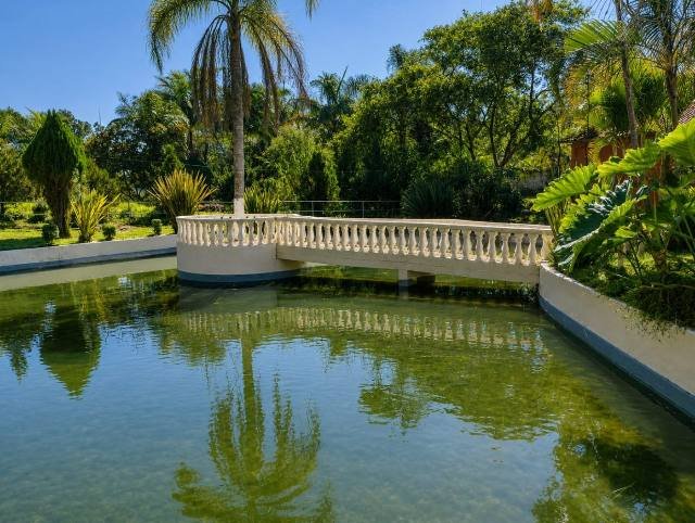 Área externa com lago e jardim da unidade parceira feminina e psiquiátrica em São Roque e Ibiúna